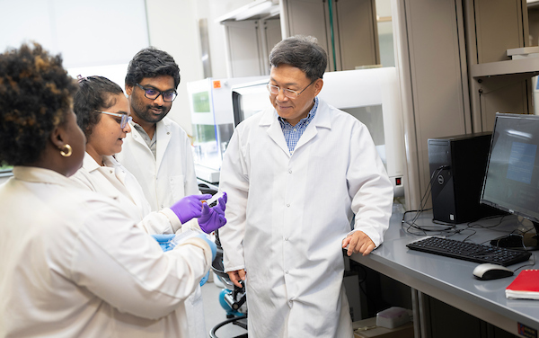Moo-Yeal Lee with students in the lab