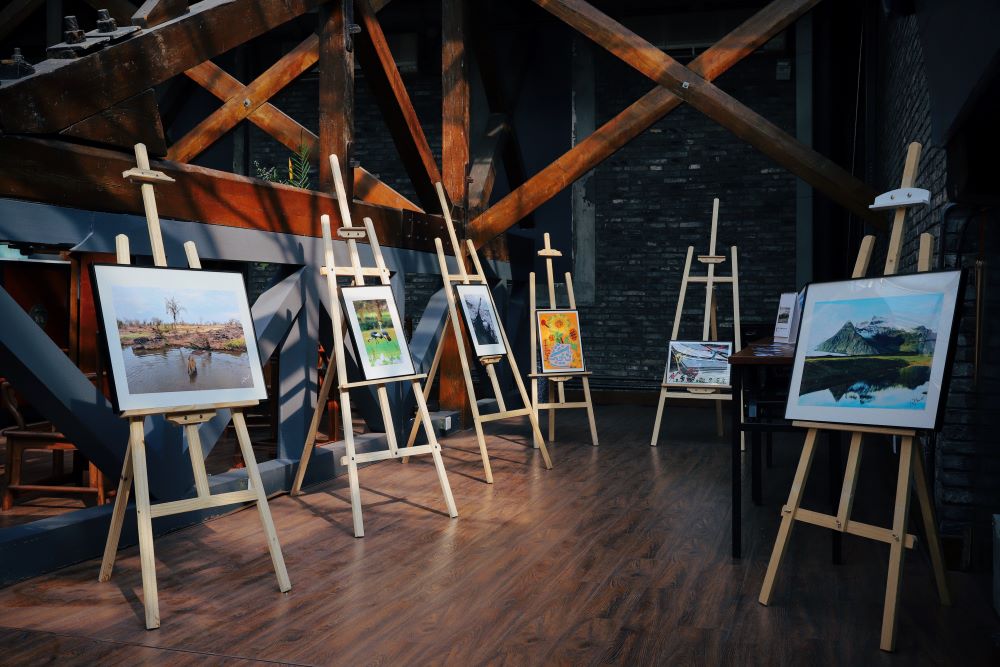 Photograph of a gallery by Raychan from Unsplash.com.  